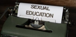 découvrez l'art de la communication sexuelle, un guide essentiel pour renforcer l'intimité, exprimer vos désirs et améliorer votre vie sexuelle. explorez des conseils pratiques et des techniques pour établir un dialogue ouvert et respectueux avec votre partenaire.