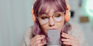 découvrez l'attrait vocal et son impact sur les relations interpersonnelles. explorez les éléments qui rendent une voix séduisante et comment ils influencent notre perception des autres. apprenez à améliorer votre propre attractivité vocale.